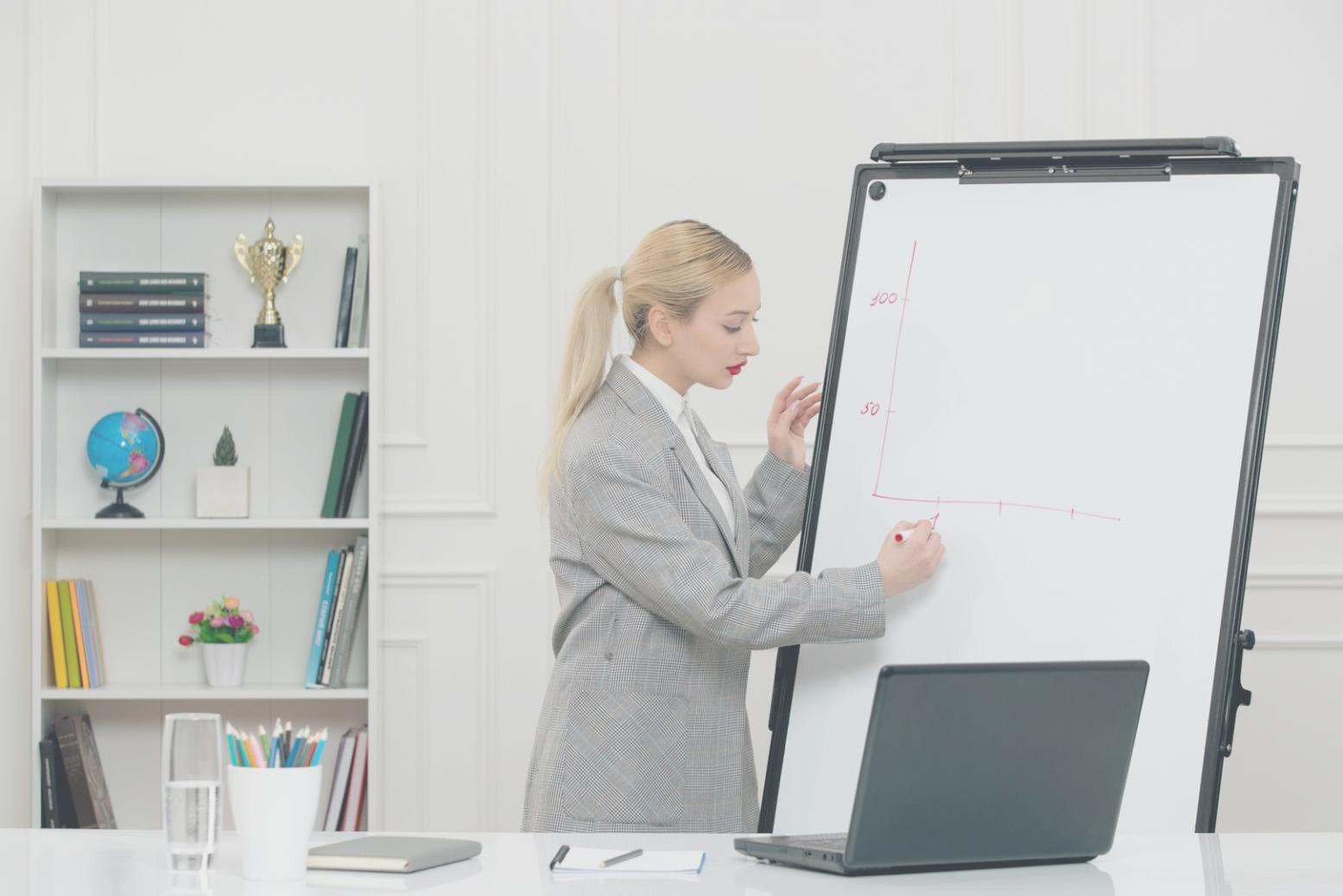 Команда финансистов обсуждает стратегию развития бизнеса