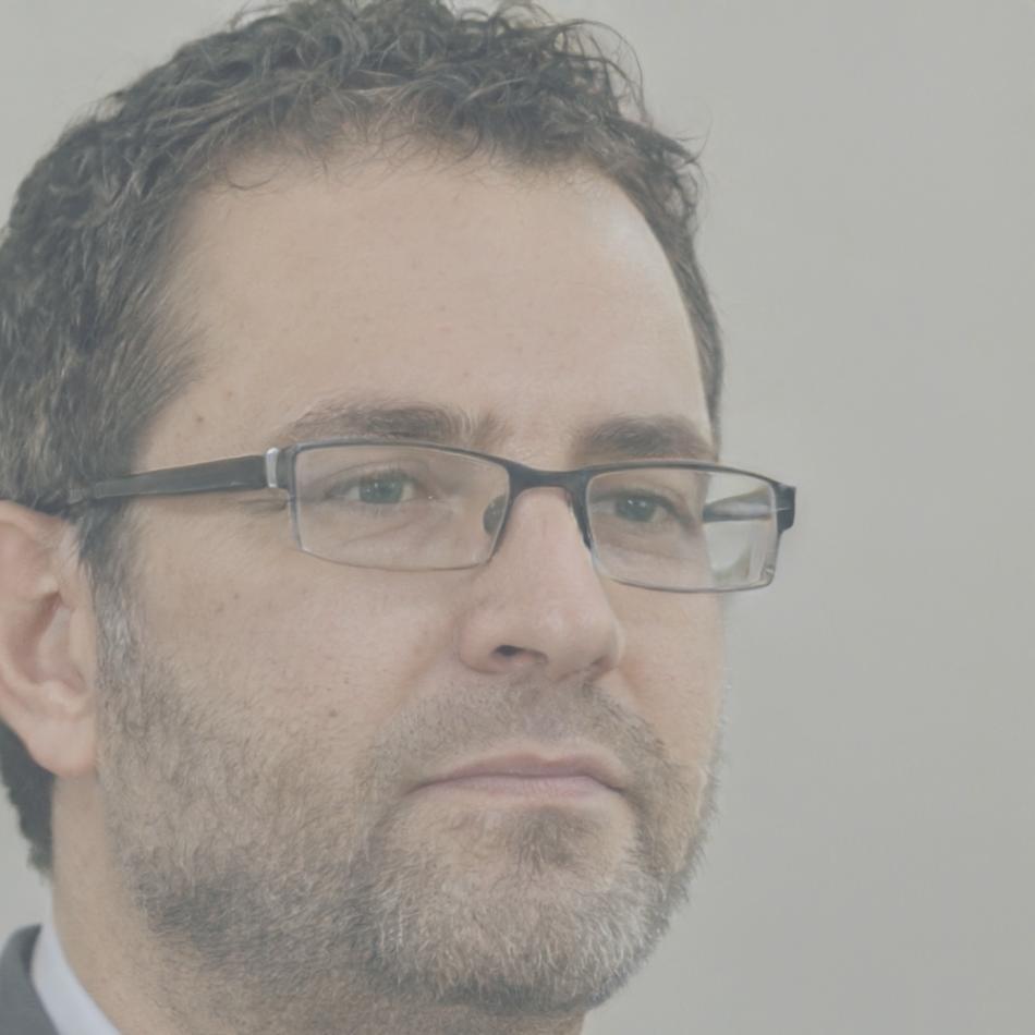 Портрет Артема Новака, ведущего финансового аналитика