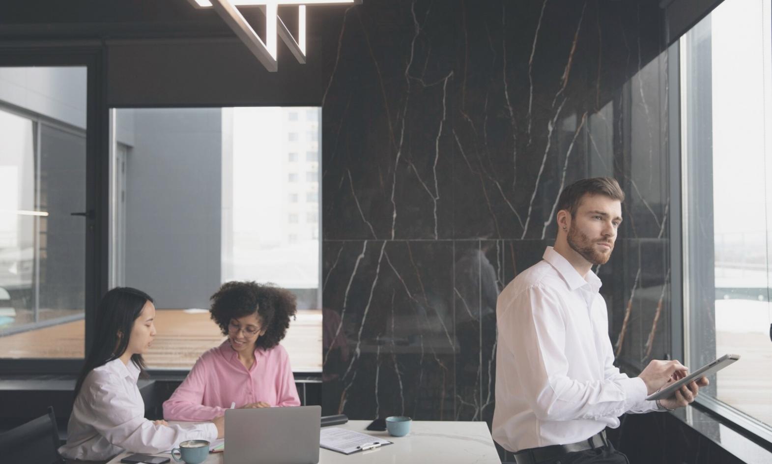 Финансовый аналитик представляет данные коллегам